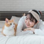 猫と一緒に寝る時の注意点は？猫が飼い主と寝る時の心理や一緒に寝るための方法